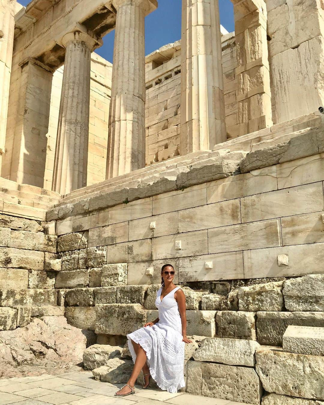 のインスタグラム：「Amazing views today at the #Acropolis ! Glad I remembered my Greek Gods from school because the word Hades was thrown around quite a lot today with the prefix “Hot as..”! Matter of fact, why in the fat hell did they teach us all these crazy  made up stories of Greek Gods but not how to start a 401k ?😳 #Athens #evatravels」