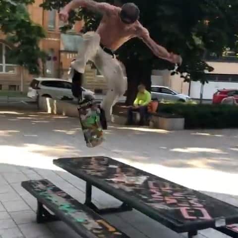 オルタモントのインスタグラム：「Friday stoke w/ @dakotaservold ⚡️ // 📹: @dennisscholz // #CFADC」