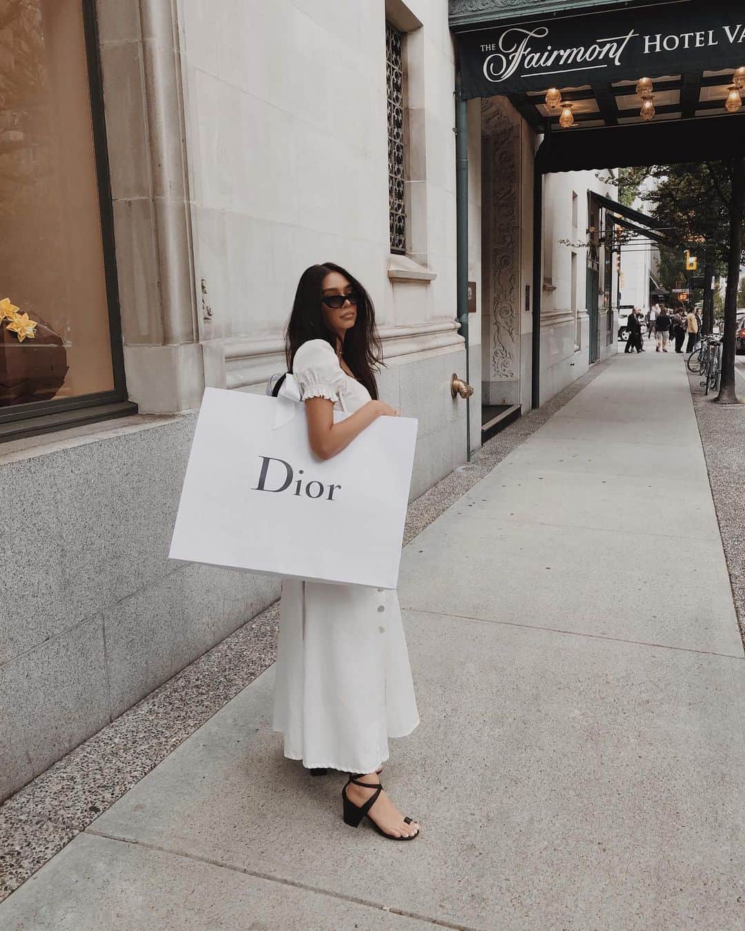 JANICE JOOSTEMAさんのインスタグラム写真 - (JANICE JOOSTEMAInstagram)「I’m about to run into 11 dogs and freak out about every single one of them.  Shoes: @revolve @rayethelabel」7月6日 5時33分 - janicejoostemaa