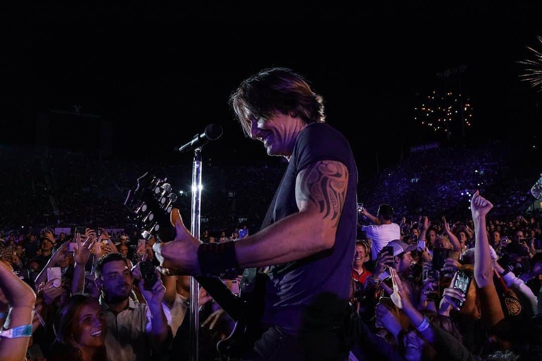 キース・アーバンのインスタグラム：「Provo, UT • 7.4.19 • #StadiumOfFire」