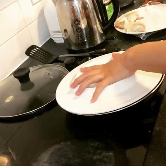 のインスタグラム：「We had a GYOZA PARTY🥟🥟🥟 I’m gyoza specialist!!!haha I want a Working VISA...😭if I have it I’d produce my Gyoza restaurant in UK!!!! 🇬🇧🇬🇧🇬🇧🇬🇧🇬🇧🇬🇧 #uk  #gyoza #kittaizumi」