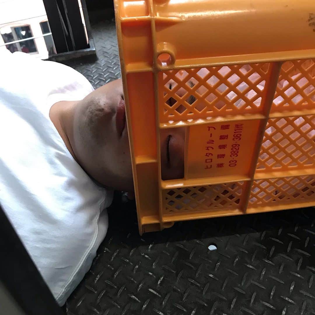 まっく赤坂見附さんのインスタグラム写真 - (まっく赤坂見附Instagram)「酔って寝る #さんさんずタカシ  #ベルセルク」7月6日 5時57分 - macakasakamituke