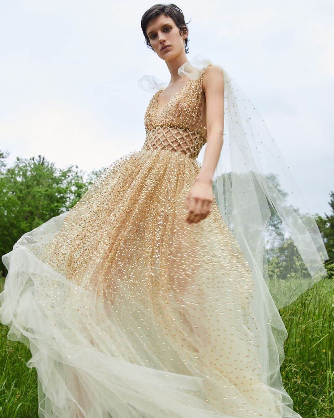 オスカーデラレンタさんのインスタグラム写真 - (オスカーデラレンタInstagram)「All that glitters is gold. Add a signature sparkle to your wardrobe with dazzling embellishments on our #odlrprespring2020 tulle gown.」7月6日 5時55分 - oscardelarenta