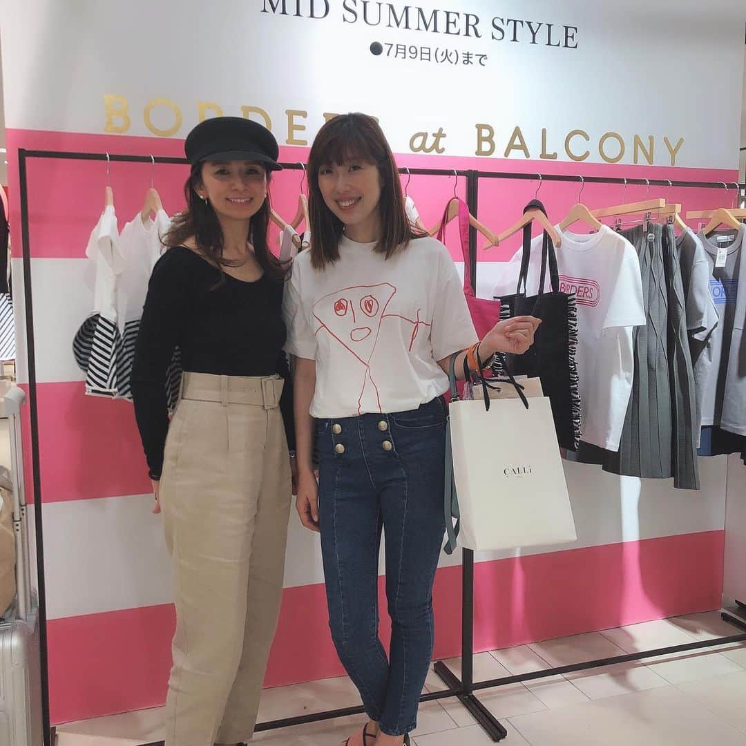 のインスタグラム：「朝からちょい、長文失礼します😂 昨日は、 @canako_nishimura さんとランチ🍴ゆっくりランチするのは実は初めてという事実にびっくり‼️かなこさんのインスタは、皆さん見てらっしゃいますか？本当センスの塊です💕ファッションもヘアスタイルもまるごとお手本にしたいって、いつも思う😍 そう、なんせかなこさんのことは、まだご本人を全然知らないときから、毎日通勤で乗る日比谷線で、なんておしゃれ！と思って毎日毎日にチェックさせてもらっていたほど😂で、参考にして同じようなもの買って真似してたのが懐かしい💕で、のちにお話してるときに、やっぱりやっぱりそうですよね！！！と、お互いびっくり‼️ とまあ、そんなこんなで、センス抜群のかなこさんが、今日は梅田阪急の @franceluxejapan の店頭に特別にいらっしゃいます！阪急行かれる方は是非立ち寄って、いろいろヘアアレンジやヘアアクセの使い方聞いてみてくださいね🧡わたしも行きたい…😂 ちなみに、大好きな @bordersatbalcony_official も4階で絶賛ポップアップ中！  #franceluxe #hairaccessories #hairarrange #ヘアアレンジ#ヘアアクセ #shiba_u」