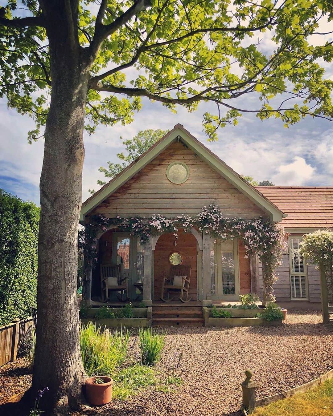 Airbnbさんのインスタグラム写真 - (AirbnbInstagram)「Superhost Kerry’s garden guesthouse is quaint on the outside, elegant on the inside. Stroll into town to check out the artisan shops and cafes of High Street or climb North Berwick Law—a steep hill, not a legal firm—for spectacular views of the Firth of Forth. Whatever your day looks like, the chairs on the  veranda will await your return, always ready to rock.  Photo: @weewindynb」7月6日 6時10分 - airbnb