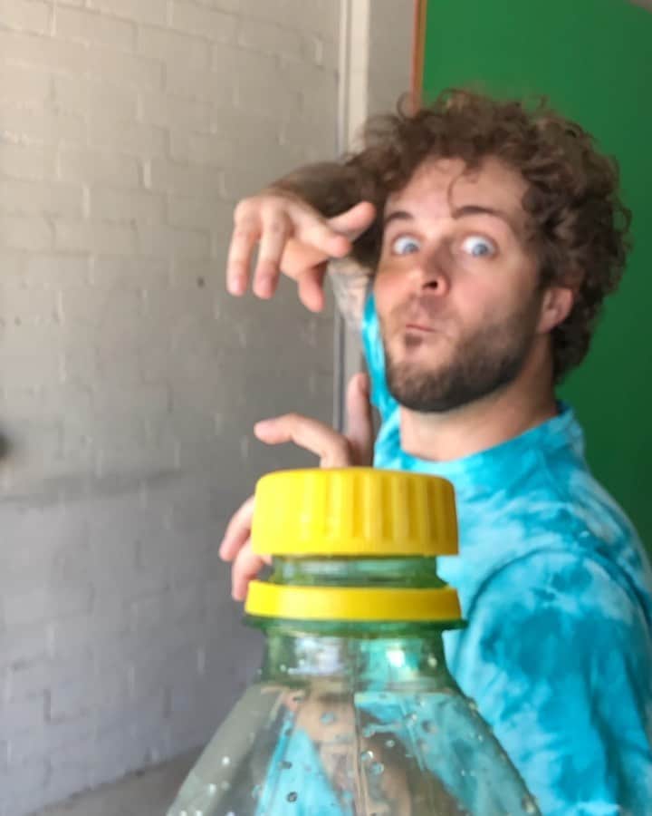 カーティス・ルポールのインスタグラム：「I don’t see what the challenge is 🤷🏻‍♂️ #bottlecapchallenge」