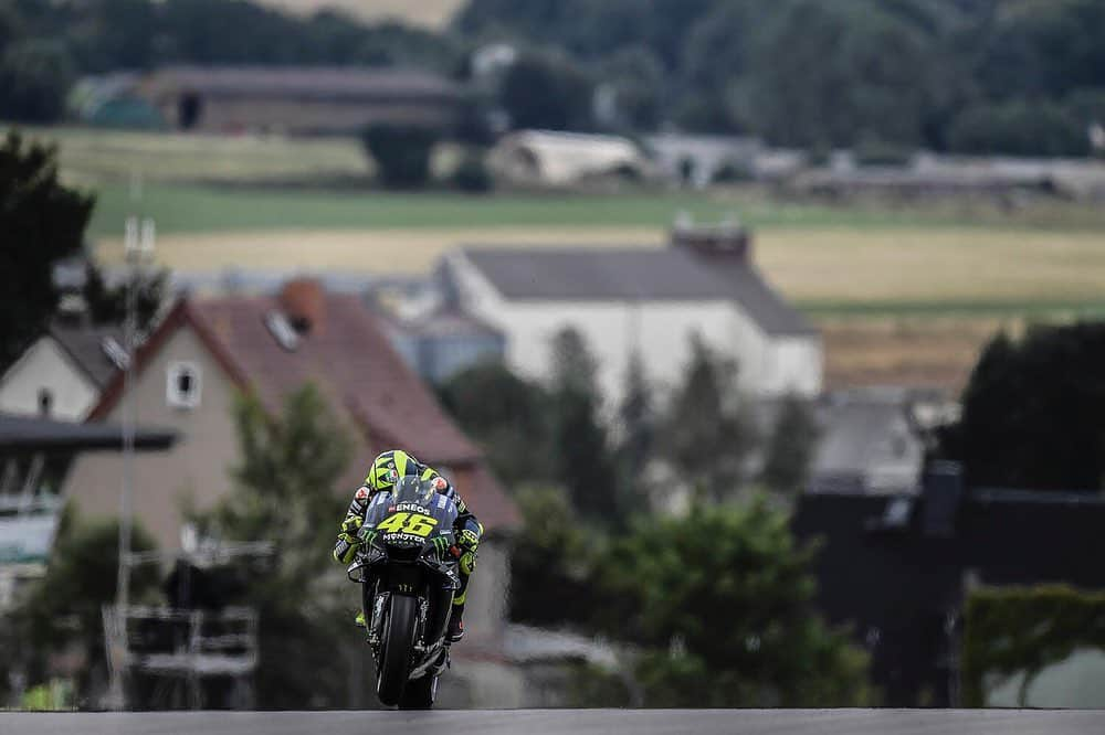 バレンティーノ・ロッシさんのインスタグラム写真 - (バレンティーノ・ロッシInstagram)「Sachsenring Circuit,Germany Friday,free practice 📸 @gigisoldano @jesusrobledo Tino Martino」7月6日 6時35分 - valeyellow46