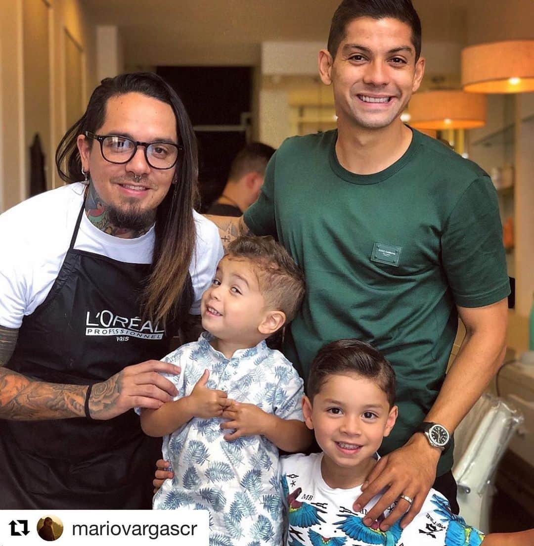 クリスチャン・ガンボアのインスタグラム：「Tenía que subirla, muy buena la cara de Julián! #Repost @mariovargascr with @get_repost ・・・ @crisgam89 💇🏻‍♂️ 💇🏻‍♂️💇🏻‍♂️ la alineación de hoy 👏🏼 . . . 👌🏽📸💥 @melsaru」