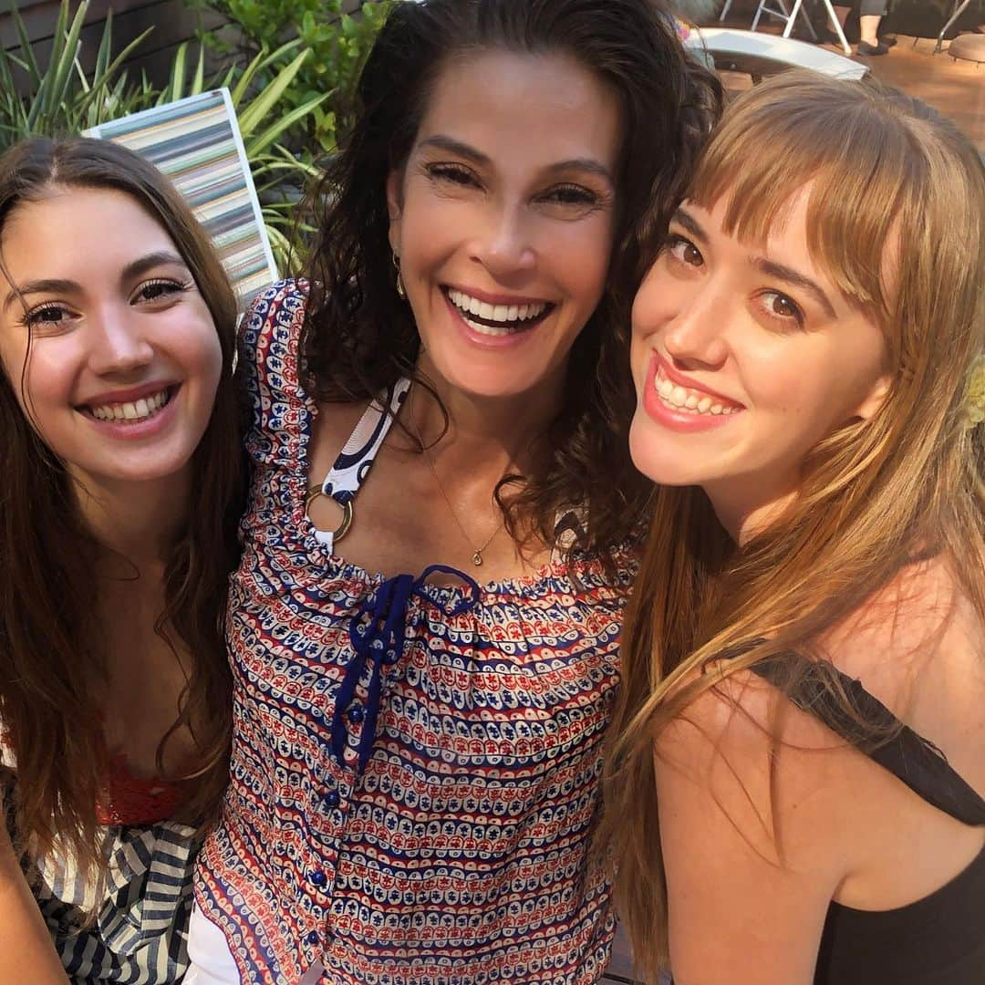 テリー・ハッチャーさんのインスタグラム写真 - (テリー・ハッチャーInstagram)「Sandwiched by two of the best daughters in the world! It is hard for me to put into words how much I cherished this long overdue reunion. I am forever grateful for our memories together and many moments filled with laughter, support, creativity and love!  I will always be there for both of you. So proud!  Wow...just so happy to be a part of these amazing ladies lives!!!!! We missed you  @jamesdentonofficial  #lucky #grateful #friendship #momlife #fourthofjuly #poolparty #cookout #nothingdesperateaboutthis」7月6日 6時44分 - officialterihatcher