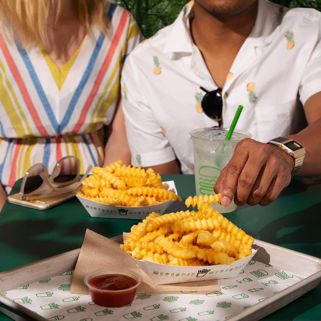 SHAKE SHACKさんのインスタグラム写真 - (SHAKE SHACKInstagram)「This is how we summer Fryday. 😎 Through the end of July, show us your own Fryday setup for a chance to score an exclusive Shack hat + a $25 gift card on us! 🙌 To enter:⁣ ⁣⁣ ⁣ 1. Post an original pic of our crinkle cuts to your public IG profile ⁣⁣ 2. Include the hashtags #SummerFryday + #Contest⁣⁣ 3. Make sure you’re following @shakeshack ⁣ ⁣⁣ ⁣ We’ll be featuring your submissions on our Story throughout the month + will pick 15 lucky winners on 8/1! ⁣ ⁣⁣ ⁣ The fine print: Limit one (1) submission per person. Must be 18 years old or older to enter. Winners will be announced on or about August 1, 2019. Open to U.S. Residents only. This contest is no way sponsored, endorsed, affiliated or associated with Instagram. See Official Rules for more details (linked in bio). #shakeshack」7月6日 6時45分 - shakeshack