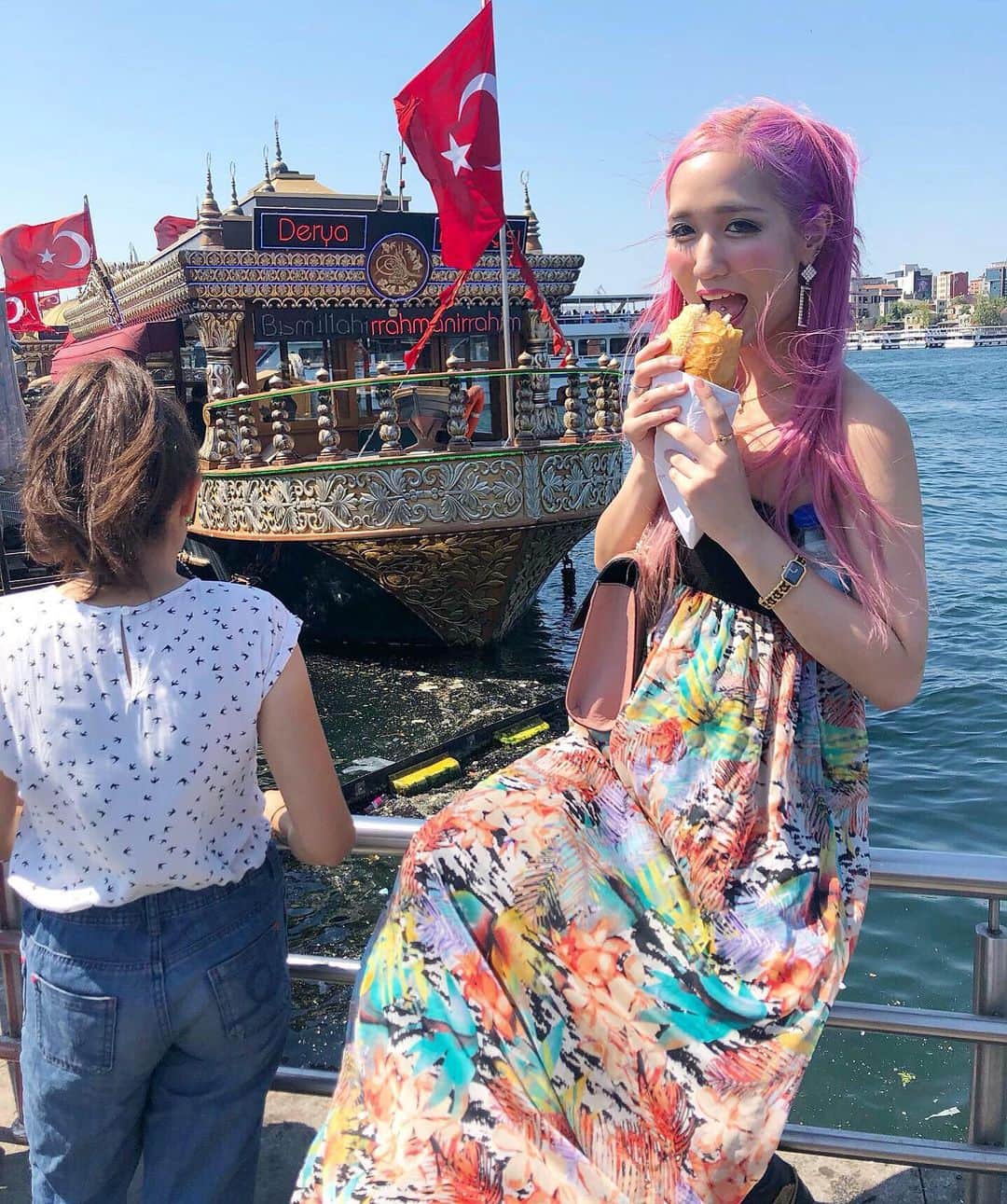 Yumikaさんのインスタグラム写真 - (YumikaInstagram)「可愛い船に見せかけて屋台❤️❤️ サバサンド美味しい😋😋 ご飯美味しいし天気が最高なのだーー🌈🌤 . #BalikEkmek #Istanbul #galatabridge #instatravel #travelgirl #イスタンブール #トルコ #旅女子 #サバサンド」7月6日 6時53分 - yuminem923