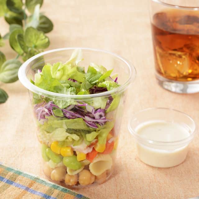 ローソン さんのインスタグラム写真 - (ローソン Instagram)「今日は #サラダ記念日 。振ってから食べる「フレ！フレ！カップサラダ（シーザー）」です♪数回振ると、ドレッシングが混ざります(^^) #ローソン #LAWSON #サラダ #野菜 #朝食 #朝ごはん #ランチ #salad #vegetable #breakfast #lunch #instagood #japanesefood #instagood #foodstagram #foodpics」7月6日 7時00分 - akiko_lawson