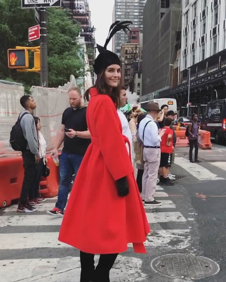 ヒラリー・ローダのインスタグラム：「Them: “modeling must be glamorous” Me:」