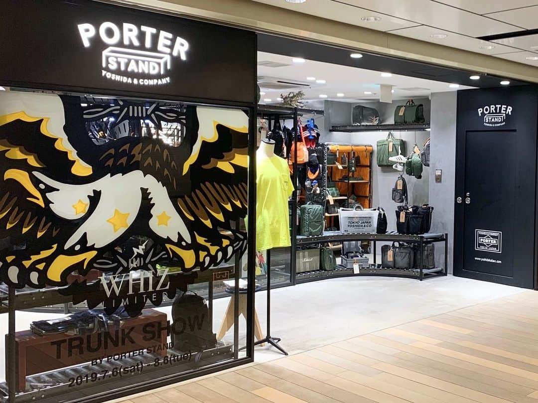 のインスタグラム：「おはようございます。  本日より、PORTER STAND 東京駅店にて、「WHIZ LIMITED（ウィズリミテッド）」をフィーチャーしたトランクショーがスタートします。 期間中はこのイベントのために製作した「WHIZ LIMITED×PORTER」オリジナルアイテムを完全数量限定で予約販売いたします。また、WHIZ LIMITEDの人気のインラインアイテムやコラボレーションアイテムをバリエーション豊富に展開いたします。﻿ 開催期間：2019年7月6日（土）～8月6日（火）  お近くにお越しの際は、是非お立ち寄りください。 スタッフ一同、皆様のご来店を心よりお待ちしております。 ※「WHIZ LIMITED×PORTER」オリジナルアイテムは、完全数量限定につき、在庫がなくなり次第終了となります。予めご了承くださいませ。  Good morning.  Today we will start a trunk show at PORTER STAND TOKYO STATION which features “WHIZ LIMITED”. We’ll offer “WHIZ LIMITED×PORTER” original items made for this event. These items will be sold by subscription and the quantity is limited. And we’ll offer a variety of WHIZ LIMITED popular inline items and collaboration items.  Period: (Sat) July 6th 2019～(Tue) August 6th  Please stop by our store on this occasion. We are sincerely looking forward to your visit. ※This is a limited edition. Sales will end as soon as we are out of stock. Thank you for your understanding.  #yoshidakaban #porter #luggagelabel #porteryoshida #madeinjapan #japan #porterstand #shinagawa #tokyo #station #trunkshow #whiz #whizlimited #lump」