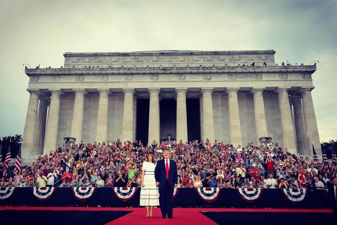 ドナルド・トランプさんのインスタグラム写真 - (ドナルド・トランプInstagram)「#Repost @flotus ・・・ A beautiful tribute to our Nation & the American spirit tonight. We honor & celebrate our cherished history & all those who served & sacrificed so much for the freedoms we have today. God Bless our great military & God Bless the United States.  #IndependenceDay」7月6日 7時32分 - realdonaldtrump