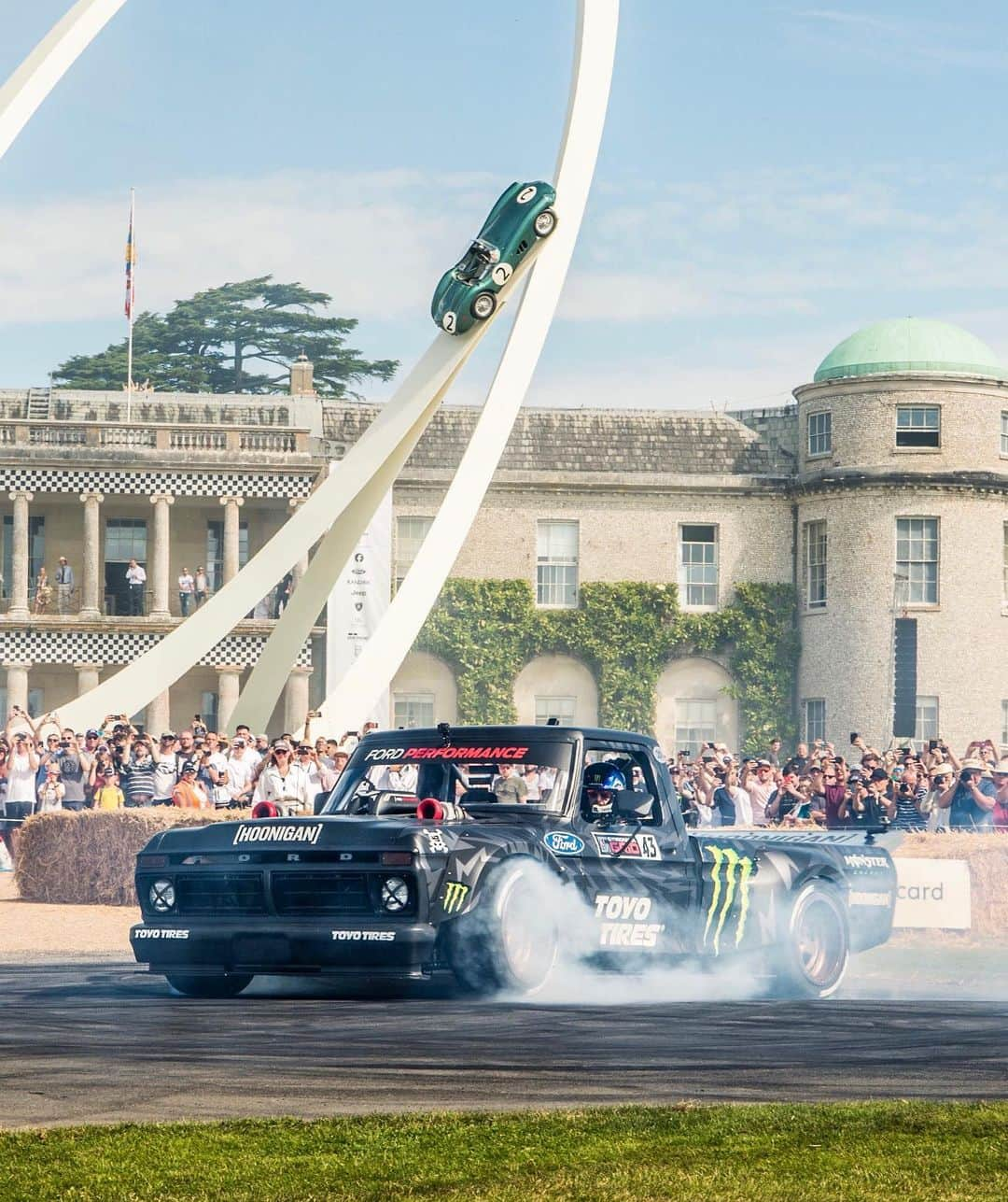 ケン・ブロックさんのインスタグラム写真 - (ケン・ブロックInstagram)「Had an awesome first day of the Goodwood Festival of Speed today with @Ford. Photo evidence: throwing donuts in front of the Duke of Richmond’s house during my run up the hill with my Ford F-150 Hoonitruck! Looking forward to more of this on Saturday and Sunday! 📷: @Jayson.Fong #DonutDerelict #FOS #Hoonitruck」7月6日 7時26分 - kblock43