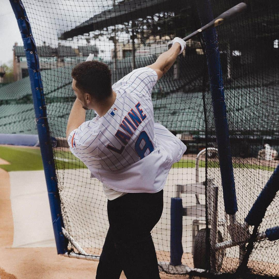 ザック・ラヴィーンさんのインスタグラム写真 - (ザック・ラヴィーンInstagram)「My swing almost look as good as my Jumpshot! New episode of #kagekicks coming soon W/ @kris_bryant17」7月6日 7時32分 - zachlavine8