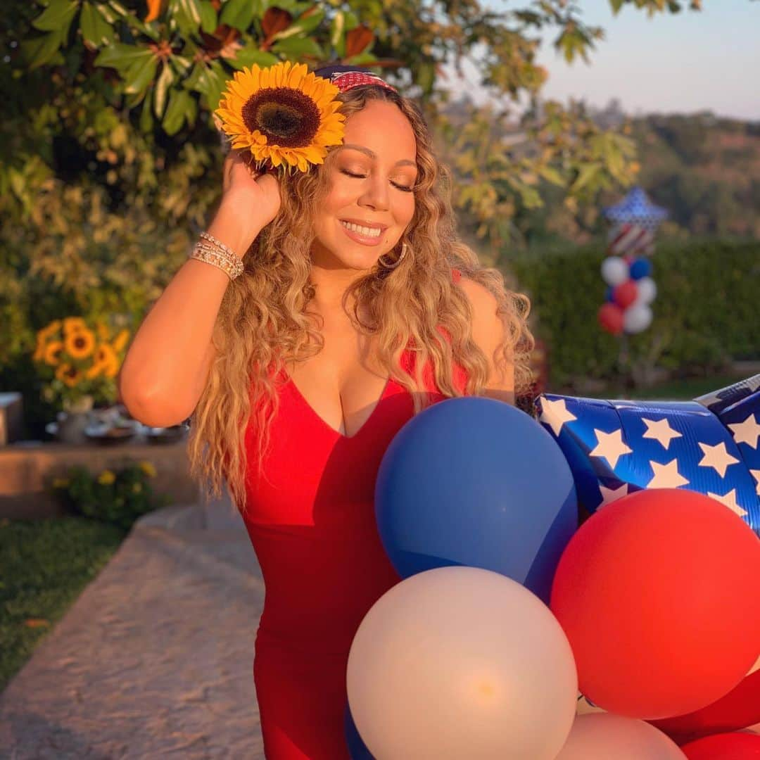 マライア・キャリーさんのインスタグラム写真 - (マライア・キャリーInstagram)「Dem kids agreed to get off the bouncy house for a minute to take a quick pic with mommy on Fourth of July 🌻🇺🇸」7月6日 7時32分 - mariahcarey