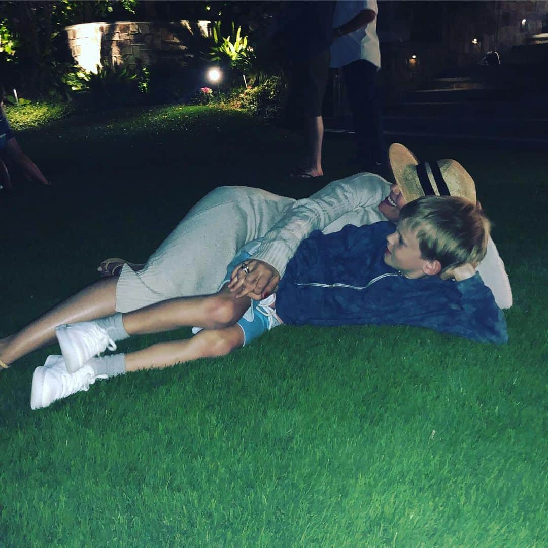 ヒラリー・ダフさんのインスタグラム写真 - (ヒラリー・ダフInstagram)「Watching fireworks with my long legged boy. Will cherish this mem forever ♥️ Hope everyone had a happy 4th of July 🎆🎇」7月6日 7時46分 - hilaryduff