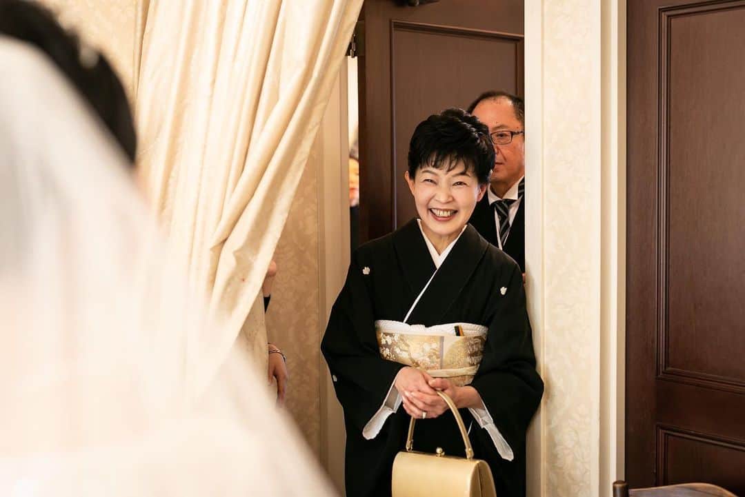 のインスタグラム：「. 親御様とのご対面 今までの思い出が走馬灯のように蘇り 嬉しさと寂しさで胸がいっぱいになります . 『どうか、この子が幸せになりますように』 親御様はそんな想いで溢れます . #takamibridal #chapelledesanges #chapelledesangesminamiaoyama #instawedding #chapel #wedding #bridal #happywedding #weddingday #タカミブライダル #ルアンジェ教会 #南青山ルアンジェ教会 #教会 #結婚式 #結婚 #ウエディング #ブライダル #ウエディングドレス #ドレス #花嫁 #プレ花嫁 #ルアンジェ花嫁 #チャペル挙式 #教会式 #家族 #留袖 #モーニング  #子育て #感謝 #幸せ」