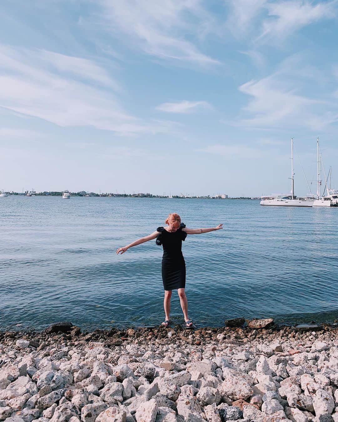 SHIZUKAのインスタグラム：「. Wearing a black dress in the beach」