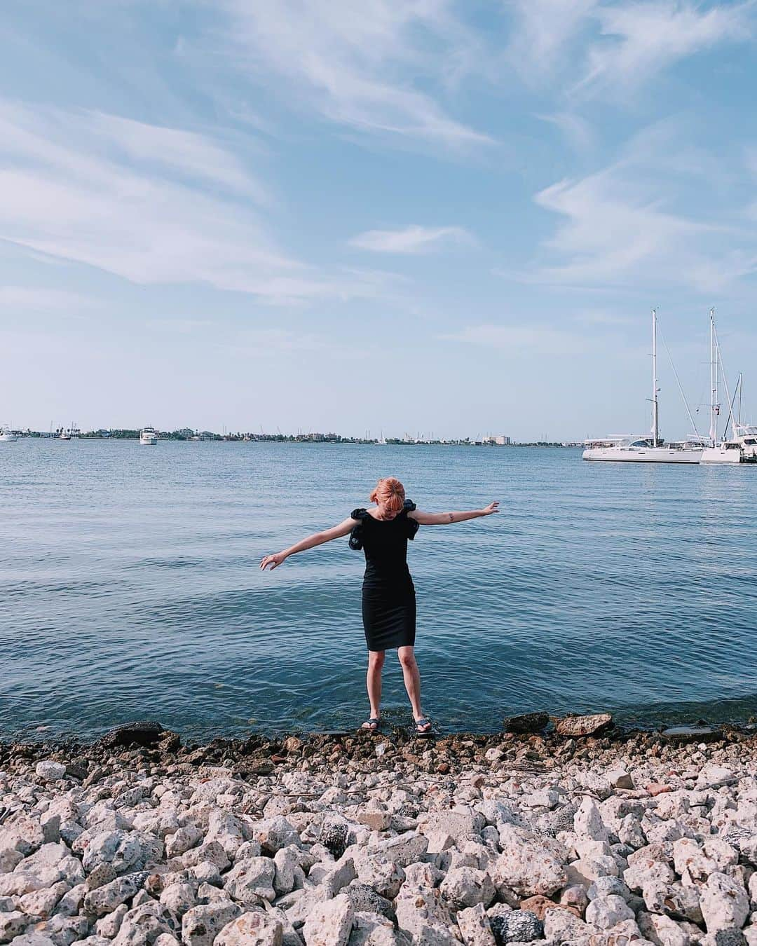 SHIZUKAさんのインスタグラム写真 - (SHIZUKAInstagram)「. Wearing a black dress in the beach」7月6日 7時57分 - shizuka_bassplayer