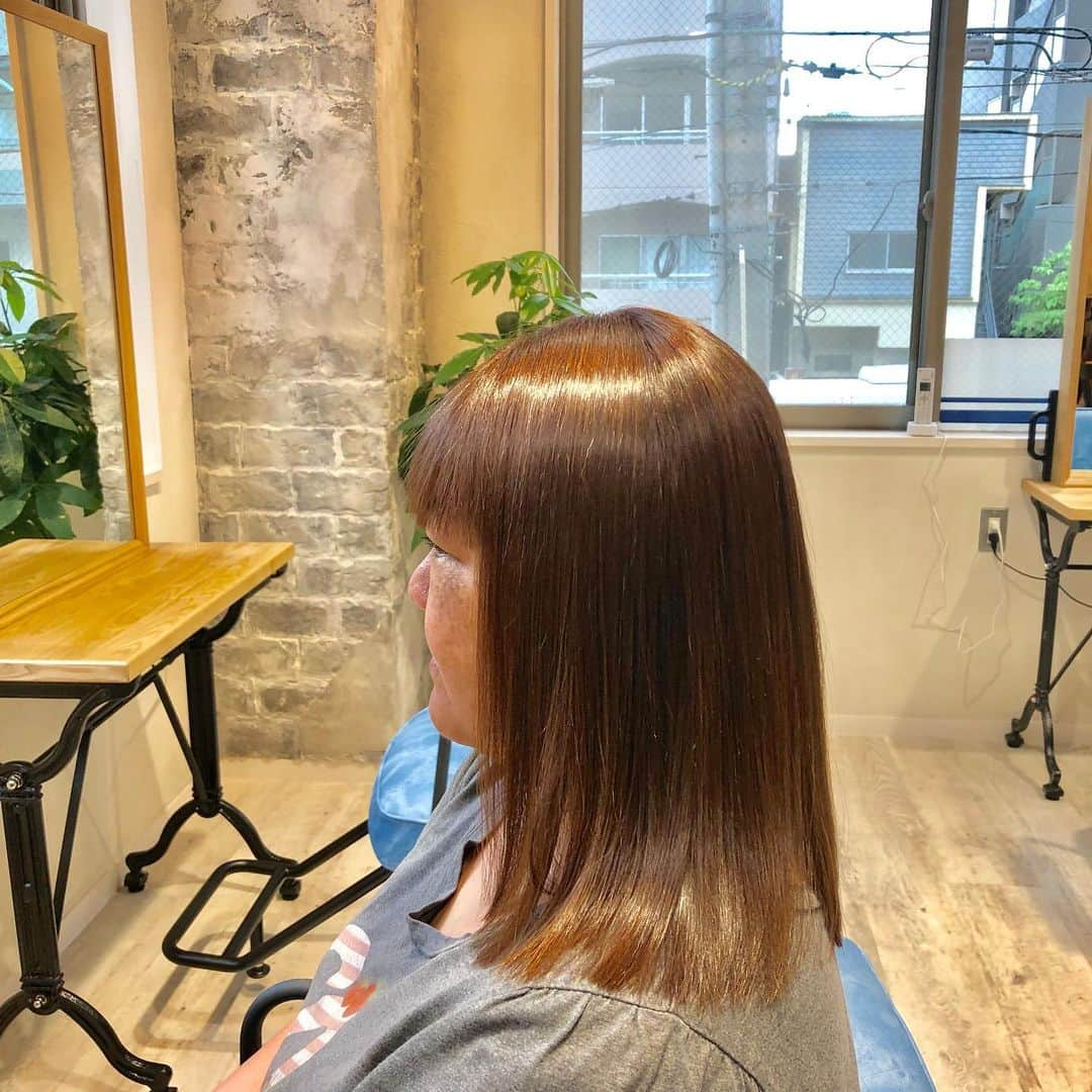 LABEAUさんのインスタグラム写真 - (LABEAUInstagram)「先日✂️御来店のお客様🤗🤗 縮毛矯正とカラーリングゆして頂きました🤗🤗 見てわかるように 😇天使の輪😇ピカピカ🤗 ダメージレスで綺麗になります🤗🤗 是非、くせっ毛さんでお悩みの方😅 ご相談下さい🤗🤗 駒込店✂️藤田  #美容室﻿ #駒込美容室﻿ #髪が綺麗﻿ #美髪﻿ #カラー #白髪染め #グレイカラー #縮毛矯正 #髪質改善 #ヘアマニキュア #北区﻿ #トリートメントでつるつる #トリートメントでさらさら #ダメージレスな縮毛矯正 #アンチエイジング #北区美容室﻿ #駒込﻿ #西ヶ原﻿ #女性美容師﻿ #女性スタイリスト﻿ #アラフィフ美容師﻿ #猫好き美容師﻿ #ロングヘア #トリートメント #大人女子 #オトナ女子」7月6日 8時02分 - labeau_beauty_group