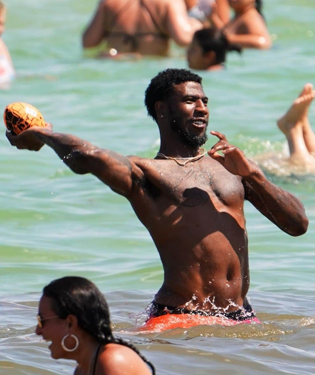 Just Jaredさんのインスタグラム写真 - (Just JaredInstagram)「@teyanataylor and her husband @imanshumpert hit the beach on the Fourth of July! #TeyanaTaylor #ImanShumpert #FourthOfJuly Photos: Splash」7月6日 8時03分 - justjared