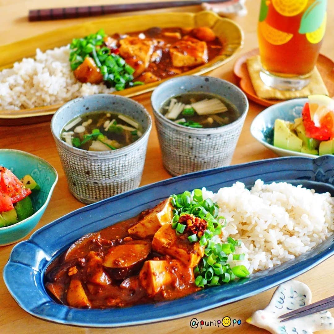 なっつ。さんのインスタグラム写真 - (なっつ。Instagram)「2019.7.6.saturday PUNICAFE LUNCH. ❁ ある日のおうちごはん♬ ・麻婆豆腐茄子 ・えのきと韓国のりのスープ ・アボカドとトマトのサラダ ❁ 暑くなってくると より食べたくなってくる辛いもの♬ #KALDI の#麻婆豆腐 の素は いつでも食べられるように ストックしてある♡ 陳健一のビリビリ山椒も プラスしてかけると より一層うまうま♡ スープはえのきと韓国のりとねぎの 簡単スープ♬ . #コストコ で人気な #のりフレーク をスープに入れると美味しい♬ 味付けは鶏ガラスープの素と 塩だしと醤油のみ♬ のりフレークはごはんにかけても美味しいから つい食べ過ぎちゃう(笑)🥰 ごちそうさまでした♡ . . 今日は肌寒い😭 日々の着るもののチョイスが 難しいわ💦 ・ ・ ・ #なっつのコストコ購入品#なっつごはん🍚#costco#カルディ#今週もいただきます」7月6日 8時06分 - punipopo