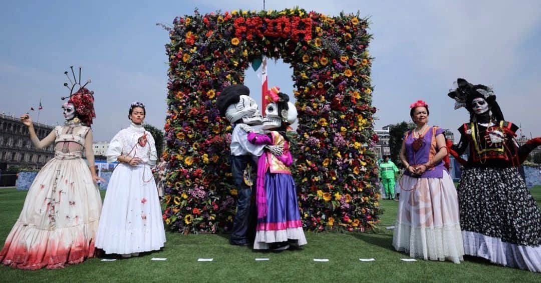 フリーダ・カーロ記念館さんのインスタグラム写真 - (フリーダ・カーロ記念館Instagram)「#LosColoresDeFridaKahlo  La Ciudad de México organiza un homenaje a Frida Kahlo recreando las obras de la artista, a través de personajes vivos, vinculando a Frida con el gran amor que sentía por las culturas mexicanas. . . . . . . . . . . .  #museofridakahlo #fridakahlo #casaazul #cultura」7月6日 8時11分 - museofridakahlo