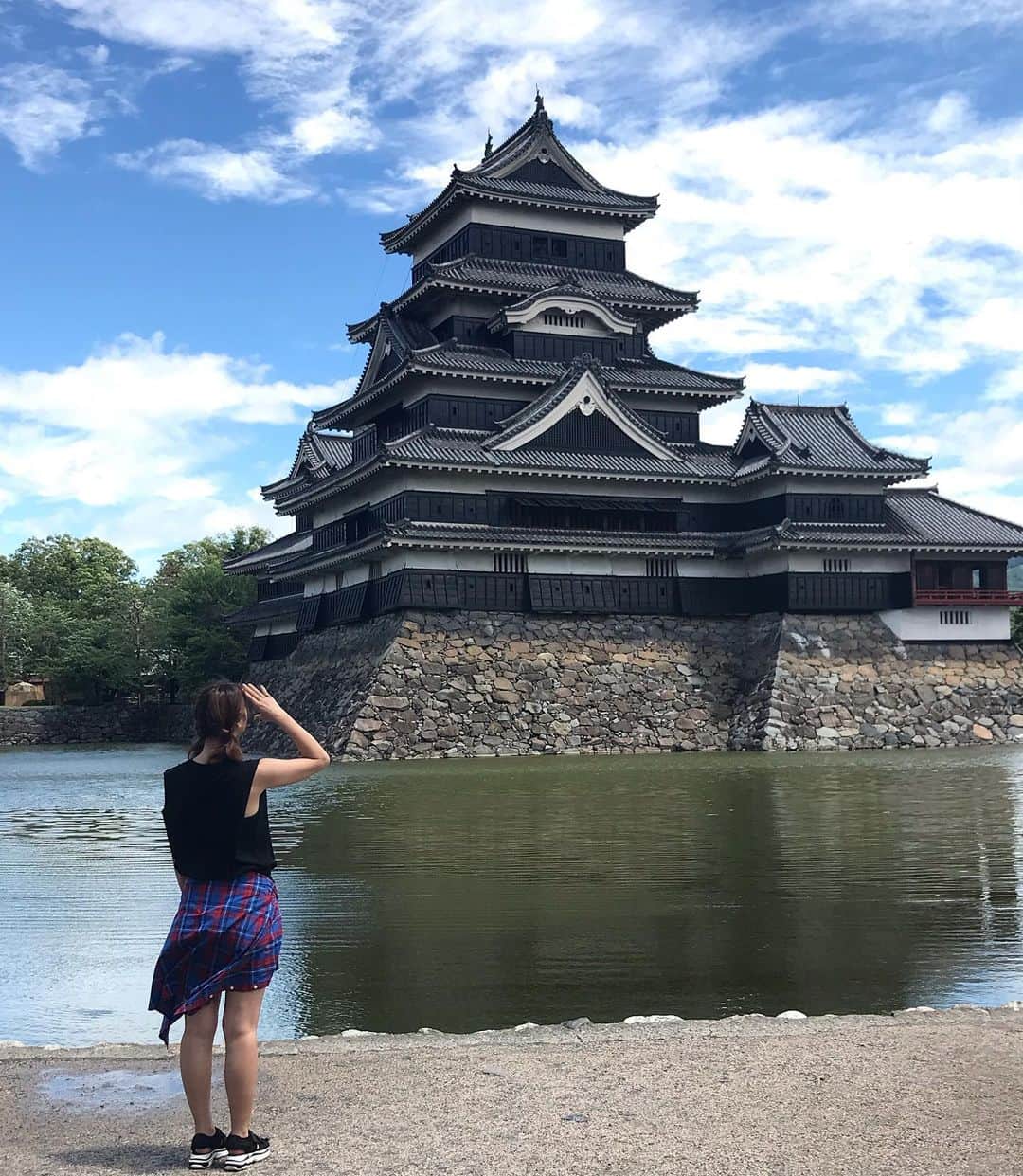 のインスタグラム：「松本戦からもう一週間か。。。 早いなぁ🤔 松本城行ってきました🏯 観光もできて大満足！！ 松本はなんかいろんなところでアウェイサポーターにもとっても優しい街だなって感じました😄 #松本 #観光 #遠征 #アウェイ #アウェイサポーターにも優しい街 #松本城 #城 #🏯」