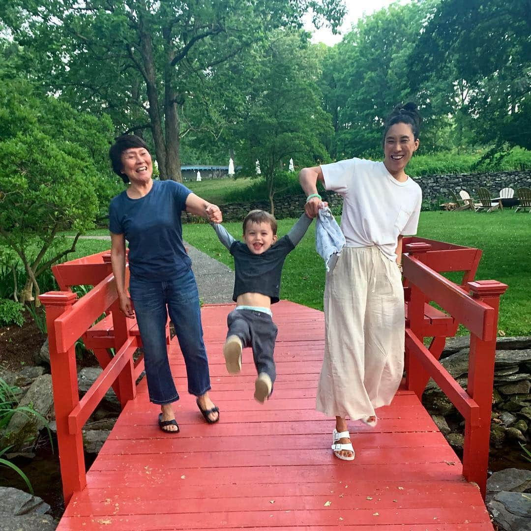 エヴァ・チェンさんのインスタグラム写真 - (エヴァ・チェンInstagram)「Two generations of Chinese moms lifting up Tao!!! Love this little nugget even though he is solidly in his terrible twos and his favorite word is “NOPE” ❌」7月6日 8時28分 - evachen212