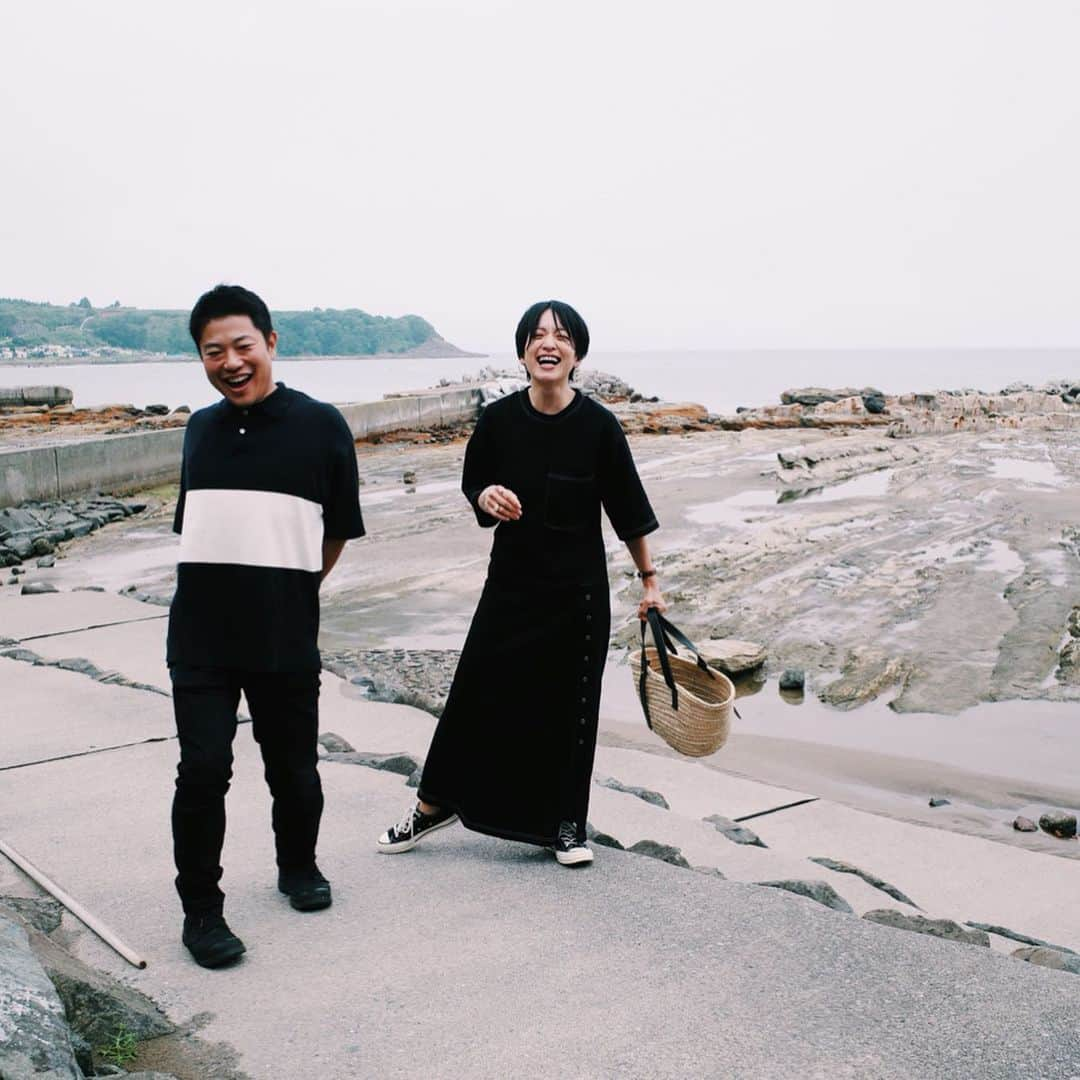 高山都さんのインスタグラム写真 - (高山都Instagram)「満潮時は、ここは海の中。 波が侵食して出来た不思議な地形は歩くだけで面白い。 カニがいたり、大きな水たまりみたいな穴があったり。 昨日行った、ちぢり浜は、日本ジオパークとして認定されている下北半島の中のひとつだそう。 大人だって、わーわー言いながらはしゃぐ時間も旅の楽しみ方。 #青森 #下北半島 #都の旅の記録 #栗原心平 さん」7月6日 8時43分 - miyare38