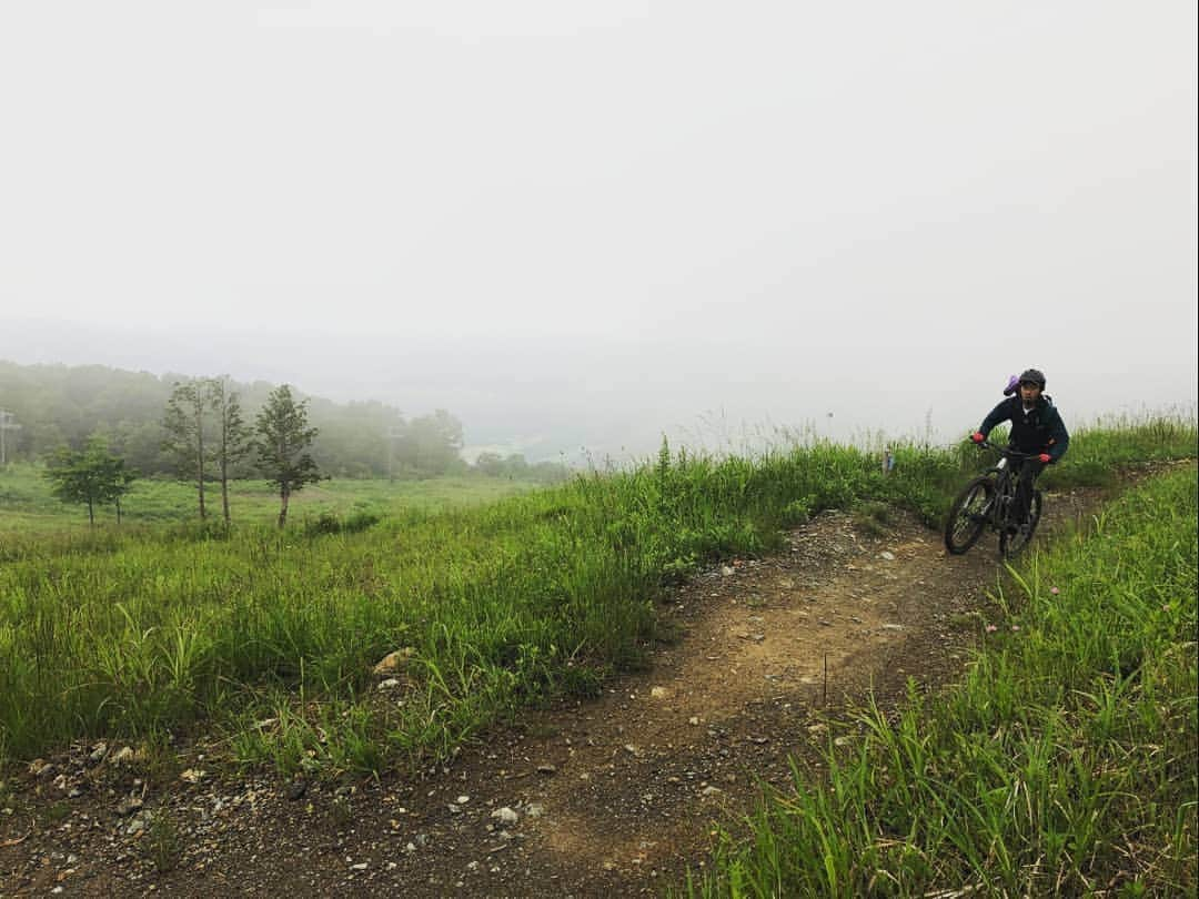 白馬岩岳スノーフィールドさんのインスタグラム写真 - (白馬岩岳スノーフィールドInstagram)「7/6 おはようございます。  若干、雨の影響で濡れている箇所ありますが、概ね良好なコンディションですよ。 滑りやすい箇所もありますので、注意してお楽しみください。  岩岳MTBパークオープン状況 天気:くもり  スキルアップエリア (初級者) オープン コンディション: ウェット  岩岳の森クロスカントリー(中級者) オープン コンディション: ウェット、一部マッド  マウンテンサイクリングコース(初級) オープン コンディション: ウェット  アルプスDH(初級～中級) オープン コンディション: ウェット  カミカゼDH(上級) オープン コンディション: ウェット ※中間の一部、整備の為クローズ(カンパイ)となりますので、旧コースをご利用ください。  Iwatake MTB Park Condition & Status Weather: Cloudy  Skill-up Area (Beginner) OPEN CONDITION: Wet  Iwatake Forest Cross-country (Intermediate) OPEN CONDITION: Wet & Muddy  Mountain Cycling Course (Beginner) OPEN CONDITION: Wet  Alps DH (Beginner-Intermediate)  OPEN CONDITION: Wet  Kamikaze  DH (Advanced) OPEN (after the jumps to bottom area) CONDITION: Wet ※Some parts are closed due to building and remaking.  #iwatakemtbpark #flowtrail #hakubavalley  #ridehakuba #mtbjapan  #japow  #jabrownpow  #japanpowder  #kamikazedh  #alpsdh  #moutaincycling」7月6日 8時41分 - hakuba_iwatake