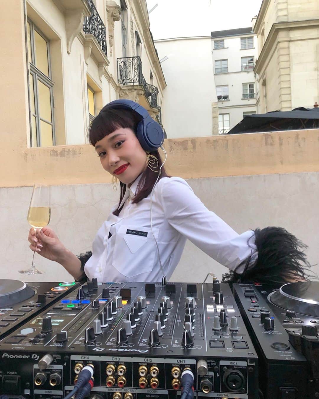 のインスタグラム：「今回のパリはクチュールというのもあったけど、DJをしに行ってました🥰🎧🎼 ECサイト @netaporter のイベントでした！❤️なんでも今度から NET A PORTERではハイジュエリーを扱うみたいなんです！ハイジュエリーをネットで買うってすごい時代ですよね！😳 DJing for @netaporter party in Paris🎧🎼 tops @prada  skirt @16arlington  earring @buccellatimilan  ring&necklace @lights_of_surya」
