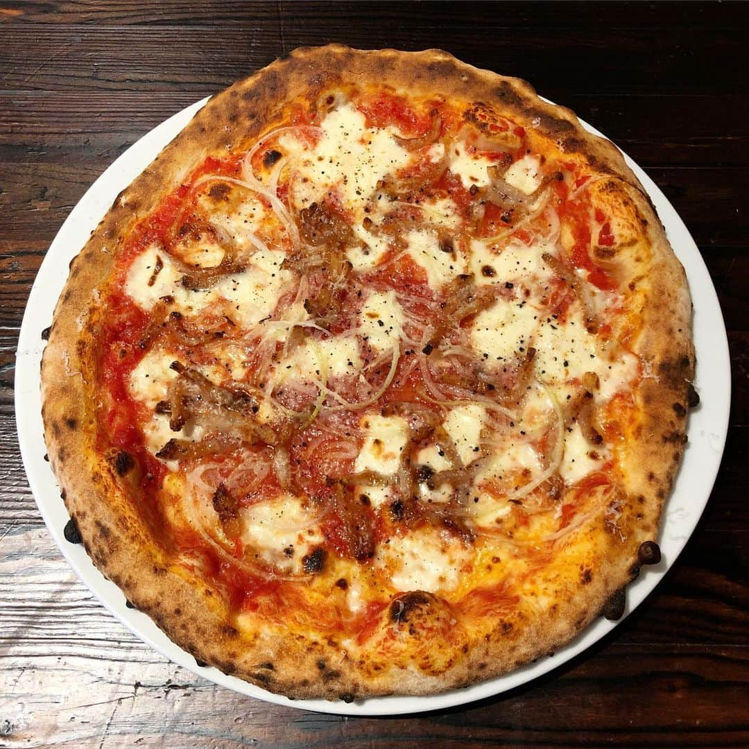 Arancino at The Kahalaさんのインスタグラム写真 - (Arancino at The KahalaInstagram)「NEW!  Pizza Amatriciana - crispy guanciale (pork cheek), onion, mozzarella, pecorino romano, tomato sauce!  #arancinokahala #italian #bestitalianfood #hawaii #italianrestaurant #grazie #buzzfeedtasty #イタリア #pizza #italia #hawaiisbestkitchens #honolulu #honolulumagazine #thefeedfeed #frolichawaii #アランチーノアットザカハラ #アランチーノ #イタリアン #ハワイ #おいしい #ホノルル #haleainaawards #pasta #ハワイ旅行 #ハワイ大好き #パスタ #happyanniversary #ピザ #🍕#bestofthebest」7月6日 8時48分 - arancinokahala