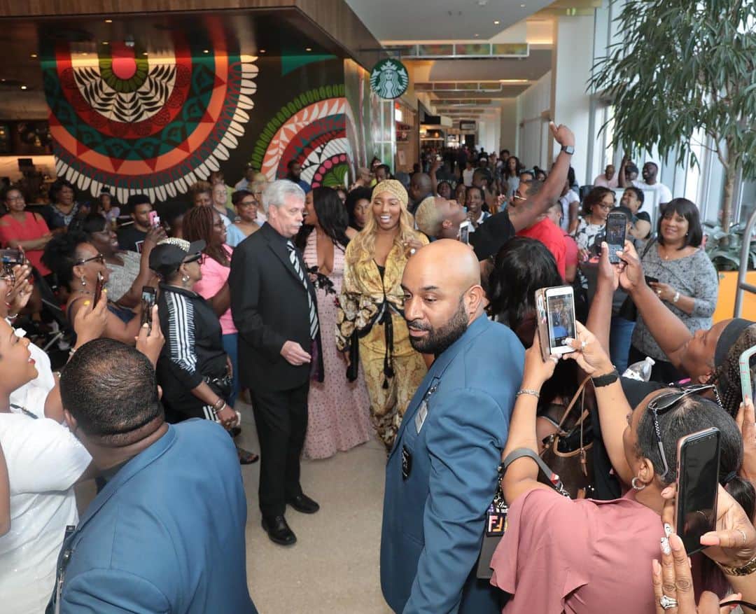 ネネ・リークスのインスタグラム：「#fbf Swagg Boutique Grand Opening day at @mgmnationalharbor INSANE! Thanks for allllll the Love DC, Maryland and Virginia #entrepreneur #bossmoves」