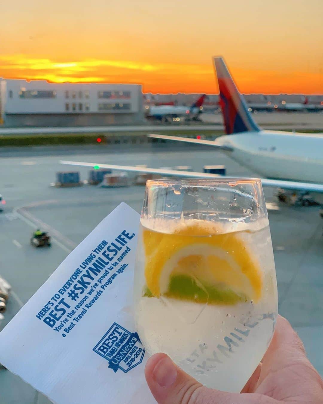 デルタ航空さんのインスタグラム写真 - (デルタ航空Instagram)「Cheers to international journeys and the sunsets you see along the way. ⠀⠀⠀⠀⠀⠀⠀⠀⠀ Photo: @work.to.vacation」7月6日 9時00分 - delta