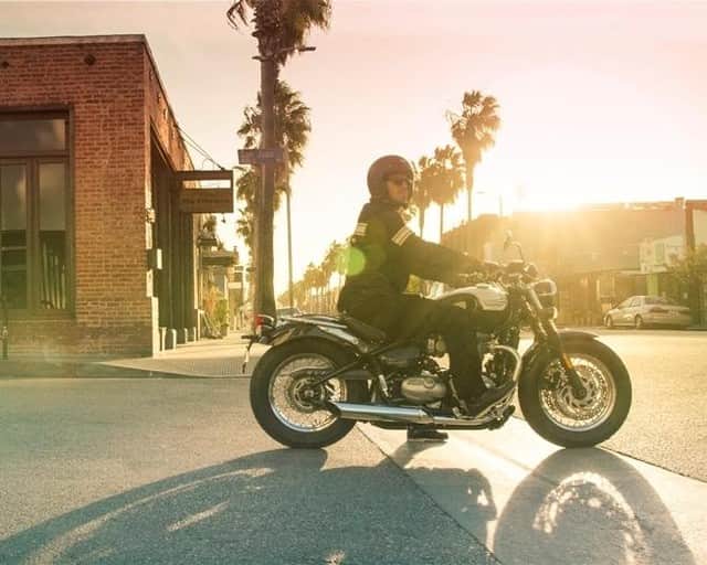 のインスタグラム：「【SPEEDMASTER】いつの時代も色褪せない、タイムレスなBonnevilleのDNAを受け継ぐ、ゆったりとしたカスタムスタイル。詳しくはウェブサイトへ。  #BonnevilleSpeedmaster #FortheRide #トライアンフ #トライアンフはかっこいい #バイク #ストリートトリプル #スピードトリプル #バイク好きな人と繋がりたい #バイクのある風景 #バイクが好きだ #バイク乗りと繋がりたい #理想のライドがそこにある」
