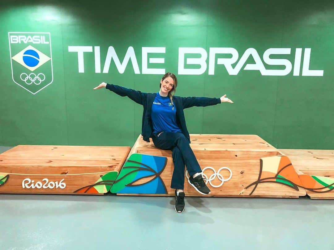 ナターリア・ガウジオのインスタグラム：「Visitinha no COB que trouxe a tona toda emoção que vivi em 2016 durante as Olimpíadas!! Pra sempre minhas melhores memórias, momentos inesquecíveis!! Agora em contagem regressiva para os Jogos Panamericanos... 💪🏼🔙✨🔰😍🤸🏼‍♀️🇧🇷🙏🏼❤️ #love #olympics #olympian #rhythmicgymnastic #gymnastic #cob #cbg #timebrasil #happiness #dreams #rio2016」