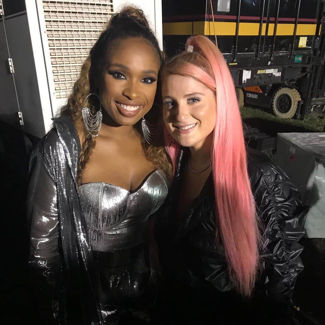 ジェニファー・ハドソンのインスタグラム：「@meghan_trainor I love your music  and message , it was fun sharing the stage  with u on last night !!! #wawawelcomeamerica」