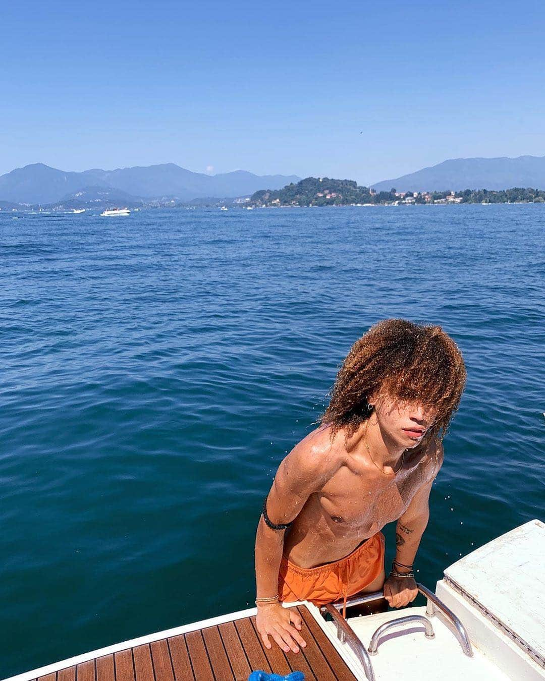 Calvin Kleinさんのインスタグラム写真 - (Calvin KleinInstagram)「Soak it all in 🌊 ⠀⠀⠀⠀⠀⠀⠀⠀ @iosonoleonardobarili slips into #Summer with our #CALVINKLEINSWIM shorts. Tap to shop ⬆️ ⠀⠀⠀⠀⠀⠀⠀⠀ 📸: @_leo_sassi_」7月6日 9時07分 - calvinklein