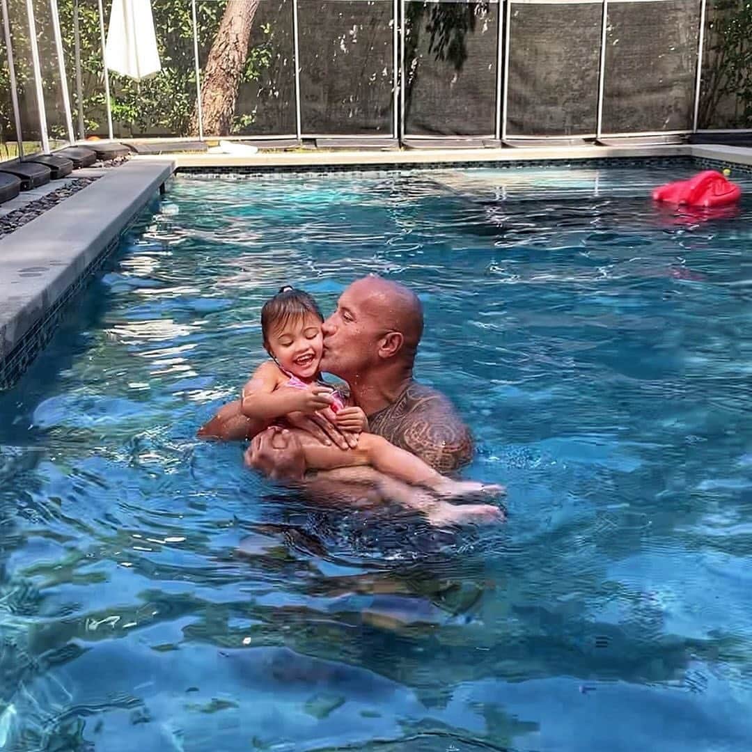 E! Onlineさんのインスタグラム写真 - (E! OnlineInstagram)「A father-daughter relationship that just Rock(s). (📷: @therock)」7月6日 9時08分 - enews