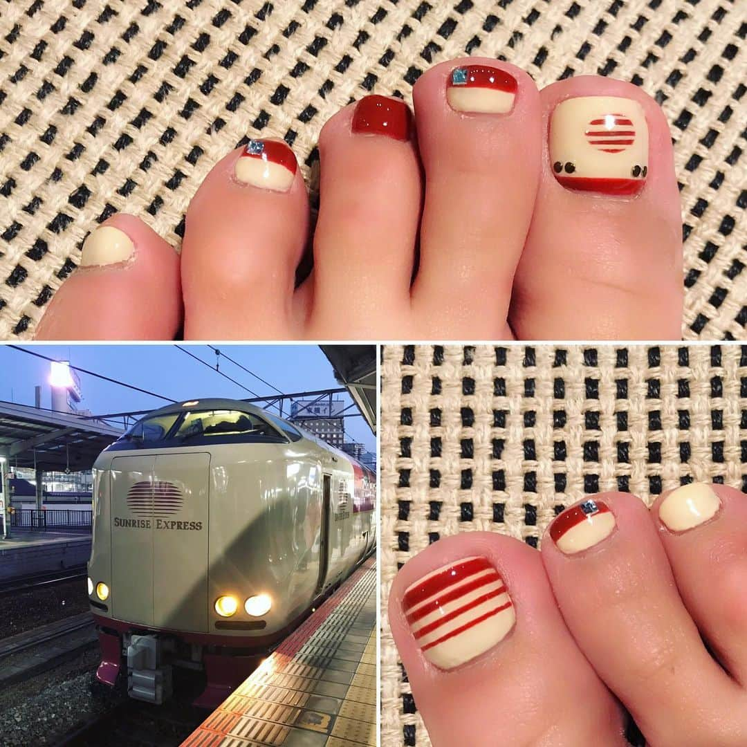 小林未来さんのインスタグラム写真 - (小林未来Instagram)「今月の #鉄ネイル は、#サンライズ モチーフ💅スクエアのパーツは窓、ラウンドのパーツはライトをイメージしてるよ😊もっと地味になるかなぁって思ってたけど、赤×ベージュの組み合わせ意外にハマってお気に入り💕 #鉄道ネイル #サンライズ瀬戸 #サンライズ出雲 #レールクイーン #nails #naildesign #jelnail #footnails #railfan #followme」7月6日 9時08分 - mirai.kobayashi