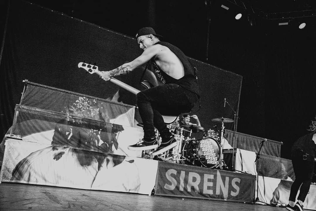 ジャスティン・ヒルズのインスタグラム：「Photo: @itsdannytodd @ernieball @music_man @sleepingwithsirens @rockstardisrupt #summer」