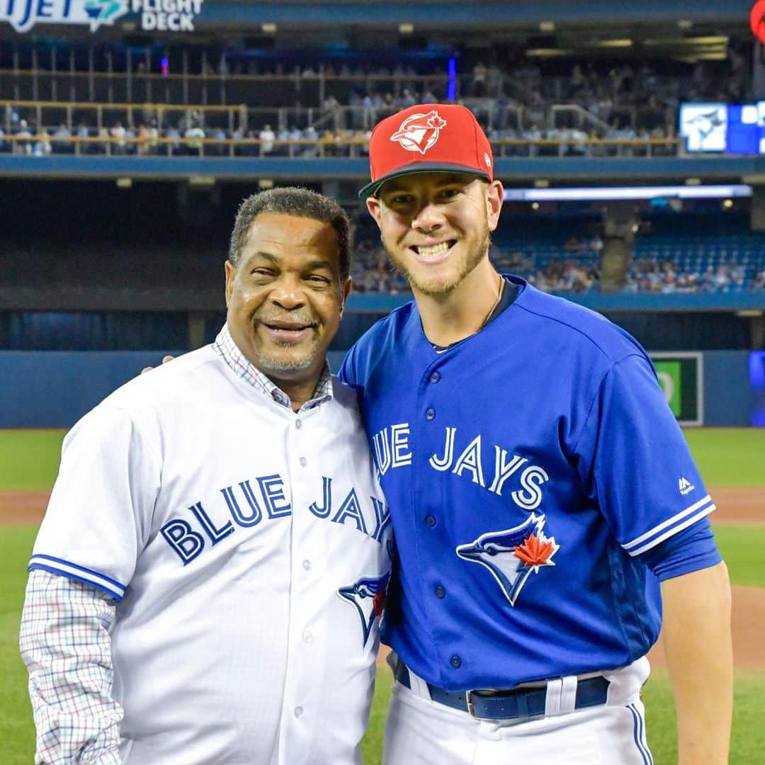 トロント・ブルージェイズさんのインスタグラム写真 - (トロント・ブルージェイズInstagram)「We’re in the presence of Excellence! Thanks to George Bell for throwing tonight’s first pitch! #LetsGoBlueJays」7月6日 9時27分 - bluejays