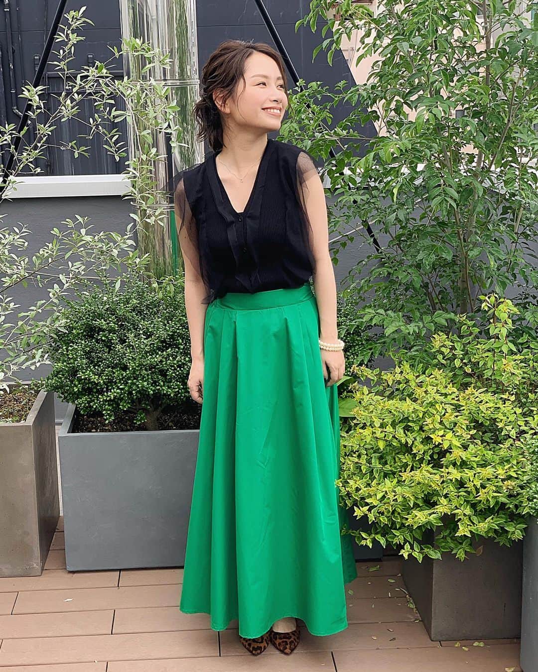 のインスタグラム：「昨日の#全身コーデ がこちら🤭✨ 緑がもう、すごい緑でしょ？笑 ・ ・ #codinate #コーデ #コーデ記録  #緑 #好き #レオパード #パンプス #ポイント #brchannel #fashion #instafashion  #寺田有希 #teradayuki」