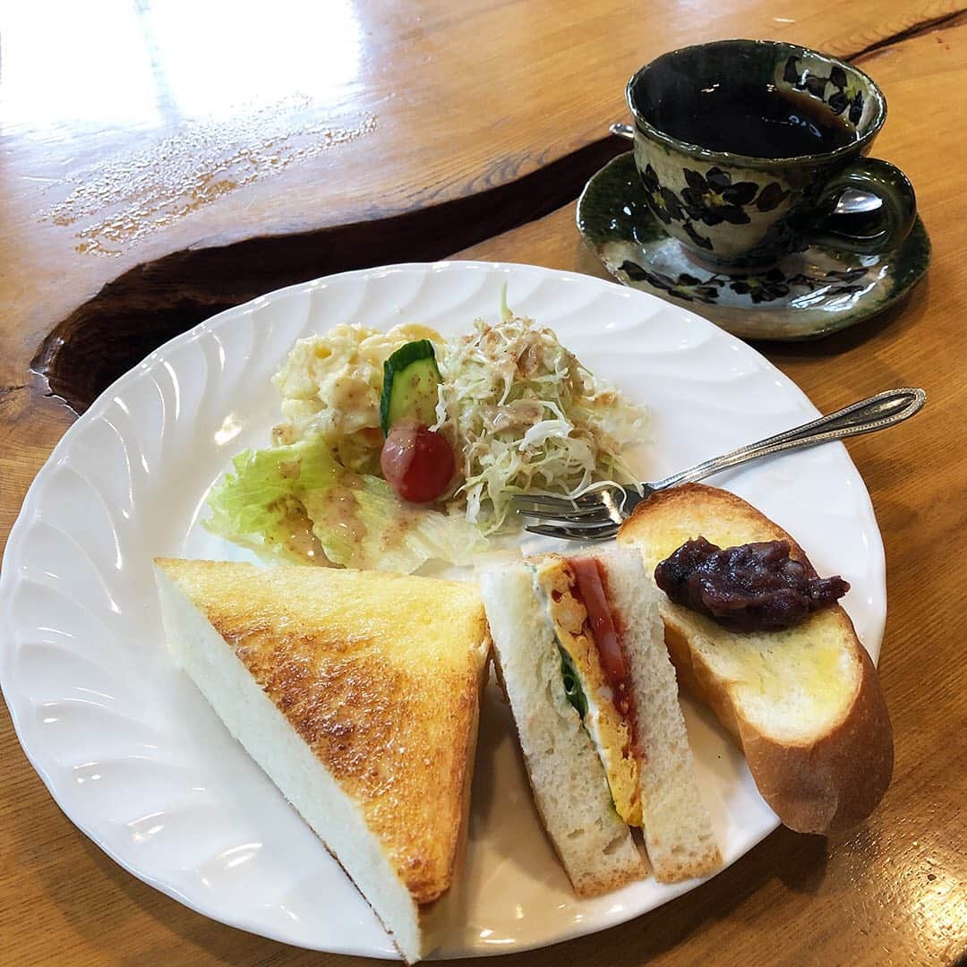 のインスタグラム：「How to enjoy the rainy day. * 雨の日の楽しみ方 *  こんな雨の日は#美味しいモーニング食べて#幸せな気持ちになろう#パンも手作り#どれから食べる？#モーニングサービス#coffee  #たはら暮らし  #渥美半島#田原市#田原#伊良湖岬#伊良湖#赤羽根#親子交流館#遊び場#日帰り#子ども  #tahara#irago#akabane #サーフィン#surfing#田舎暮らし#日々の暮らし#休日の過ごし方#スローライフ#instagramjaran#igersjp」