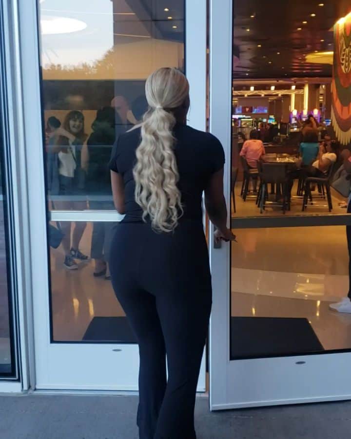 ネネ・リークスのインスタグラム：「We are open until midnight tonight @mgmnationalharbor #swagg PS: sometimes when i wear flats, i don’t know how to walk😩 #staybusy」