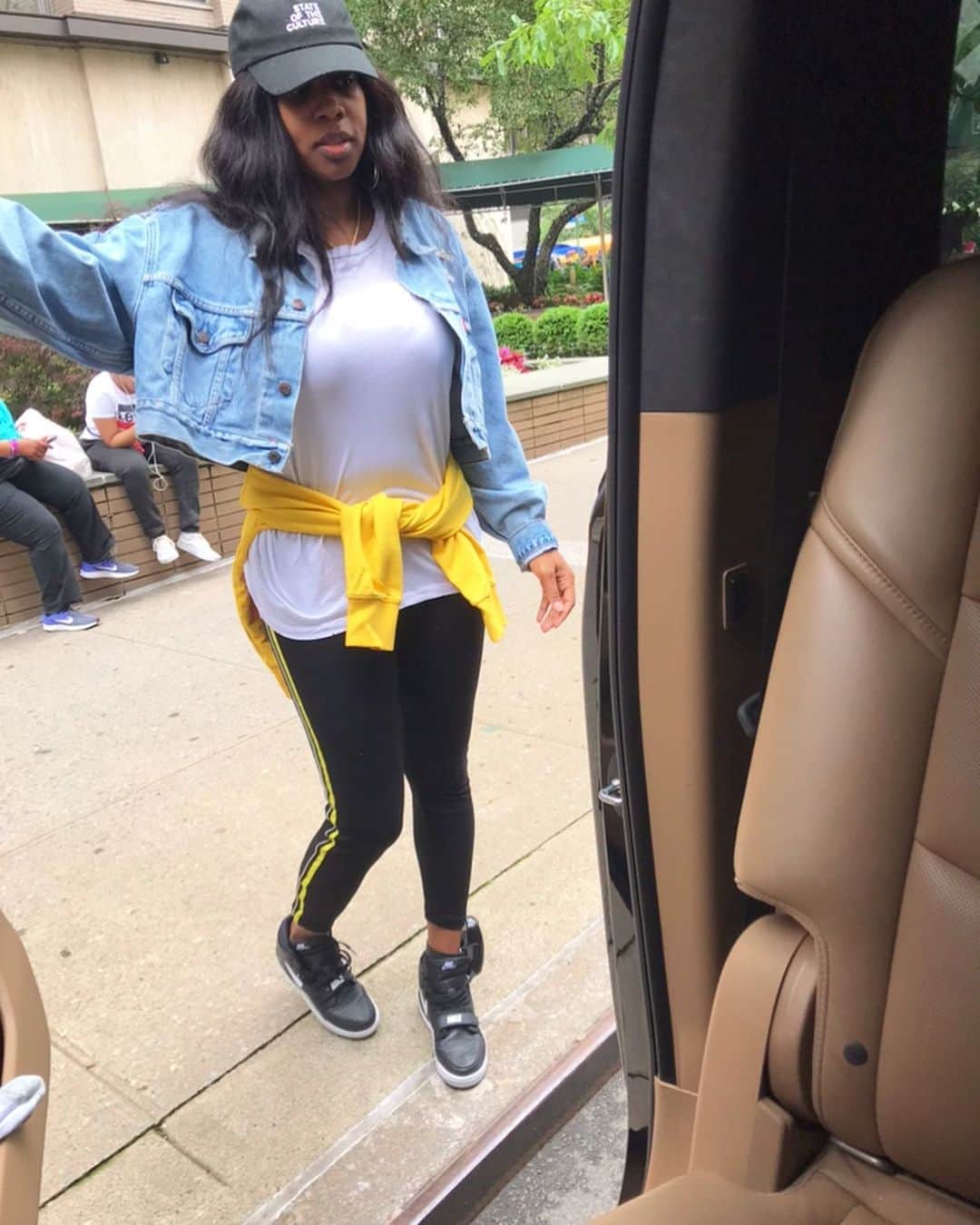 のインスタグラム：「Supposed to be at Essence Fest in New Orleans but the powers that be at parole won’t let me be great (or make money🙄) sooo I’ve been counting down the days and handling a lot of personal stuff that usually gets pushed to the back burner. Anywho...anyone that KNOWS me knows that when I’m not working it’s no makeup/ regular clothes Rem. So I’m walking to the car coming from the dentist and my husband says “Babe, wait stop” and of course I’m maddd extra like “ Whattttttt babe🙄” and he says “Nothing, I just wanna take your picture. You look pretty”...😳...DEFINITELY caught me off guard and that’s just ONE of the MANY reasons I love @papoosepapoose #BlackLove #MeetTheMackies #RegularRem #CountdownRem #UnRestrictedRemComingSoon #RemyMa」